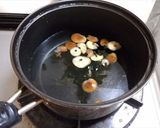 天然エノキダケ、シモフリシメジの味噌汁作り方3写真