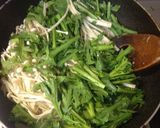 エノキダケと春菊の胡麻味噌梅肉和え作り方1写真