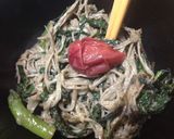 エノキダケと春菊の胡麻味噌梅肉和え作り方3写真