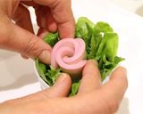 お弁当にも！バラかまぼこのブーケサラダ作り方4写真