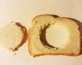 卵トースト～Egg in a hole作り方1写真