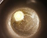 卵トースト～Egg in a hole作り方2写真