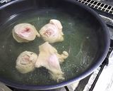 骨付き鶏モモ肉柔らか酢蒸し煮、春野菜添え作り方2写真