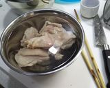 骨付き鶏モモ肉柔らか酢蒸し煮、春野菜添え作り方4写真