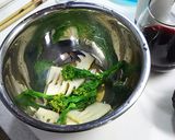 骨付き鶏モモ肉柔らか酢蒸し煮、春野菜添え作り方9写真