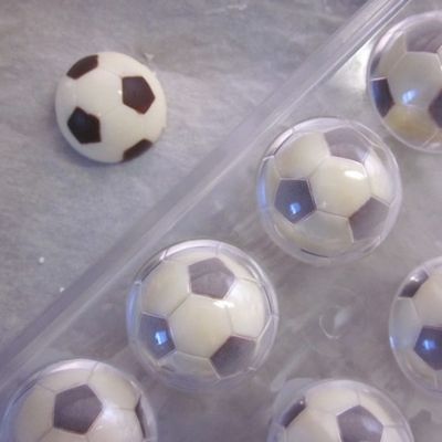 サッカーボールトゥインクルチョコレート by かっぱ橋浅井商店