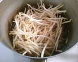 簡単♪もやしとカニカマわかめの中華スープ作り方1写真