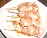 焼きとり用の串刺し鶏肉で「トリカツ」作り方1写真