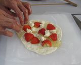 栗原産イチゴのデザートピザ作り方5写真