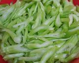 中国発☆セロリと鶏肉の炒め物 ～芹菜肉丝作り方1写真