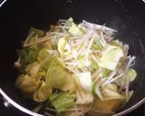 鶏団子のピリ辛味噌スープ作り方1写真