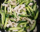 きゅうりと鶏の皮のアーモンド味噌炒め☆彡作り方5写真