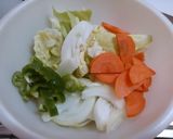 野菜たっぷり巣ごもり卵の鍋焼きラーメン作り方1写真