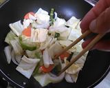 野菜たっぷり巣ごもり卵の鍋焼きラーメン作り方2写真