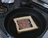 ぱぱっと朝ごはん＊ベーコンエッグパン作り方2写真