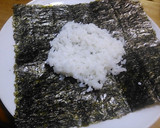 鶏そぼろと炒り卵のおにぎらず作り方4写真
