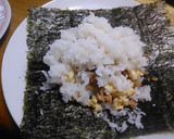 鶏そぼろと炒り卵のおにぎらず作り方6写真