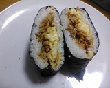 鶏そぼろと炒り卵のおにぎらず作り方8写真