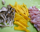 簡単！もも肉と舞茸かぼちゃの蒸し焼き作り方1写真