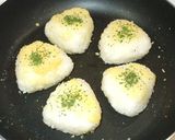 焼きおにぎり♪簡単！残りご飯＋粉チーズ作り方7写真