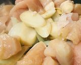 鶏肉とキノコのコンソメバジルチーズ炒め作り方1写真