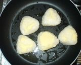 焼きおにぎり♪簡単！残りご飯＋粉チーズ作り方5写真