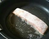 簡単サーモンのムニエル♪クリームソース作り方3写真