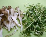 免疫力アップ!舞茸と豆苗の味噌汁作り方1写真
