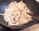 大根の皮で！きんぴら大根(⋈◍＞◡＜◍)作り方1写真