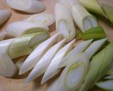 簡単♪鶏むね肉と長ネギ きのこのお吸い物作り方1写真