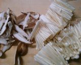 簡単♪鶏むね肉と長ネギ きのこのお吸い物作り方2写真