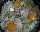 ひき肉とキャベツで！焼きうどんバター醤油作り方3写真