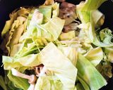 簡単！キャベツときのこのバター醤油うどん作り方2写真