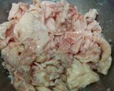 鶏皮とキャベツの塩麹炒め作り方1写真