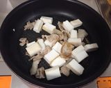 豚肉とはんぺんのバター醤油炒め作り方2写真