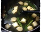 超簡単♪お麩とニラのお吸い物作り方3写真