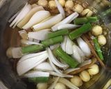 簡単♪季節の野菜と金針菜・蓮の実のみそ汁作り方4写真