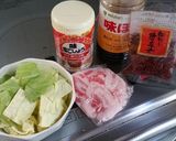 絶品豚バラ肉とキャベツのピリ辛酢醤油炒め作り方1写真