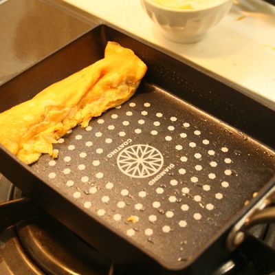 ＊だし巻き＊ レンジで簡単》仕切り付きだし巻きメーカー／KITINTO | 3COINS
