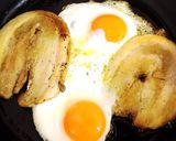 朝ごはんに チャーシューエッグ。作り方2写真