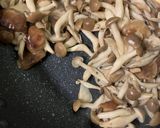 簡単🩷2種のキノコの香ばし醤油✨卵炒め作り方3写真