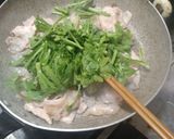 簡単　春菊と豚こま肉のゴマ油醤油炒め作り方3写真