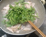 簡単　春菊と豚こま肉のゴマ油醤油炒め作り方3写真