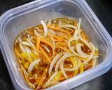 簡単！野菜たっぷり鮭の南蛮漬け(黒酢)作り方1写真
