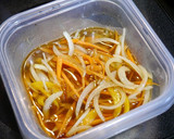 簡単！野菜たっぷり鮭の南蛮漬け(黒酢)作り方1写真