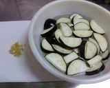 鶏ひき肉となすの甘みそ炒め作り方1写真