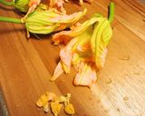 ズッキーニの花とジャガイモの揚げ物作り方1写真