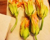 ズッキーニの花とジャガイモの揚げ物作り方2写真