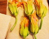 ズッキーニの花とジャガイモの揚げ物作り方2写真