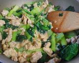 小松菜と鶏挽き肉の炒め物♪作り方4写真